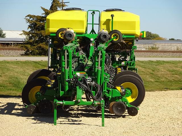 Image of John Deere 1775 equipment image 2