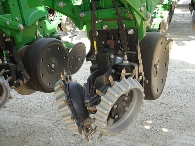 Image of John Deere 1775 equipment image 3