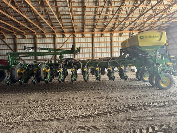 Image of John Deere 1775 equipment image 2