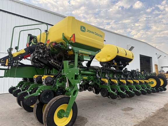 Image of John Deere 1775 equipment image 1