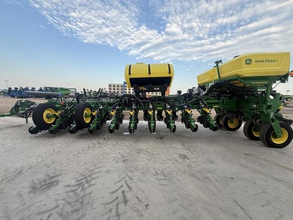 Image of John Deere 1775 equipment image 3