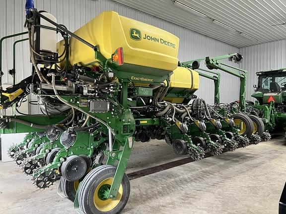 Image of John Deere 1775 equipment image 1