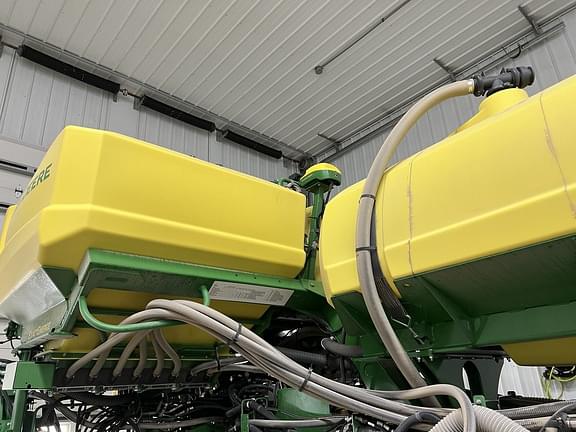 Image of John Deere 1775 equipment image 4