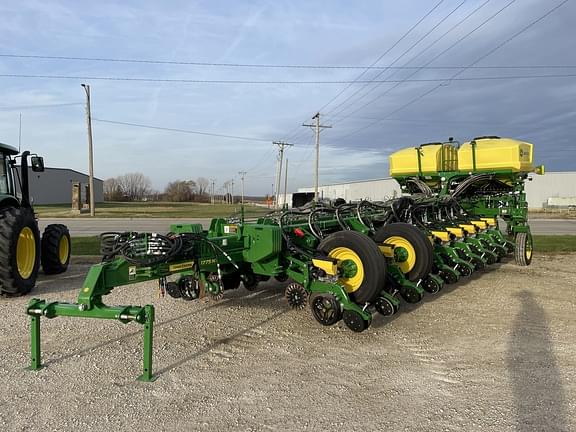 Image of John Deere 1775 equipment image 4