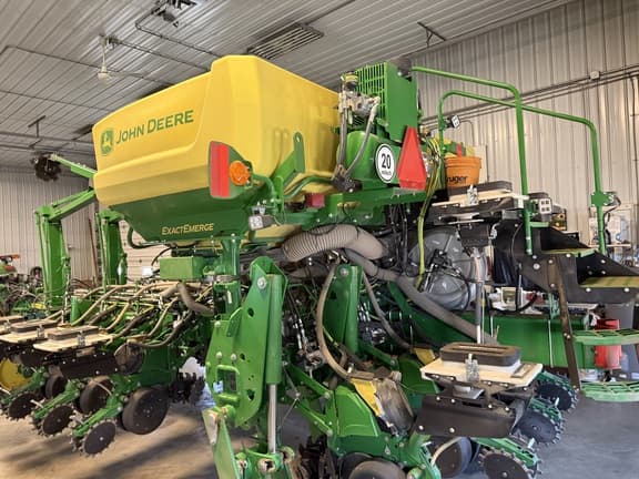 Image of John Deere 1775 equipment image 4