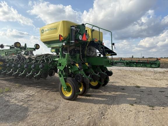 Image of John Deere 1775 equipment image 4