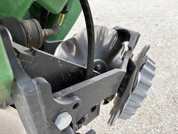 Image of John Deere 1775 equipment image 4