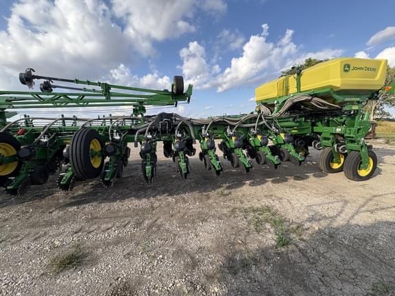 Image of John Deere 1775 equipment image 1