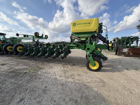 Image of John Deere 1775 equipment image 3