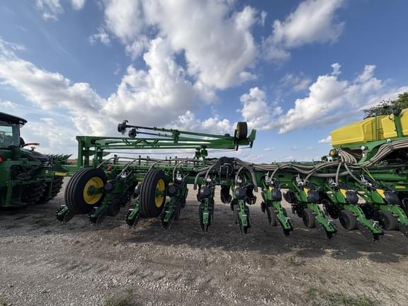 Image of John Deere 1775 equipment image 2