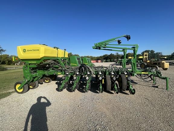 Image of John Deere 1775 equipment image 2