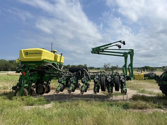 Image of John Deere 1775 equipment image 2