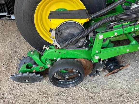 Image of John Deere 1775 equipment image 3