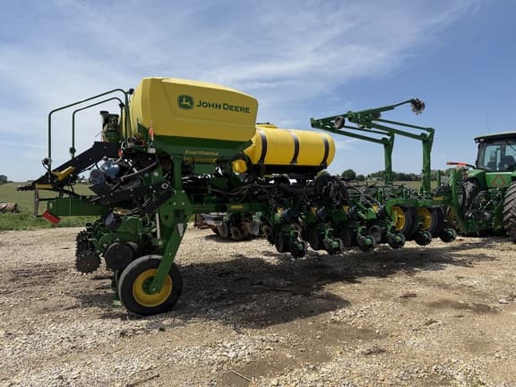 Image of John Deere 1775 equipment image 2