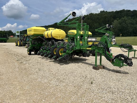 Image of John Deere 1775 equipment image 1