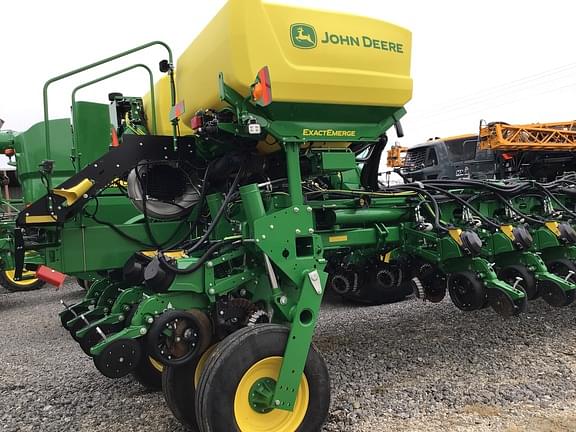 Image of John Deere 1775 equipment image 3