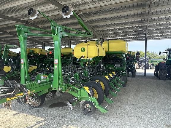 Image of John Deere 1775 equipment image 1