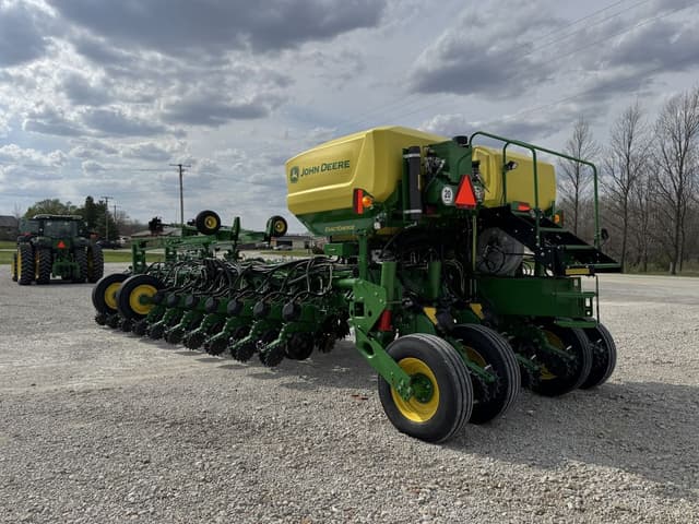 Image of John Deere 1775 equipment image 3