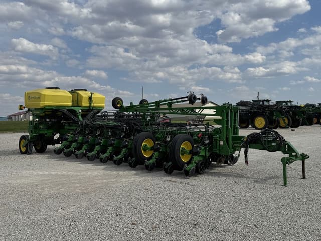 Image of John Deere 1775 equipment image 1