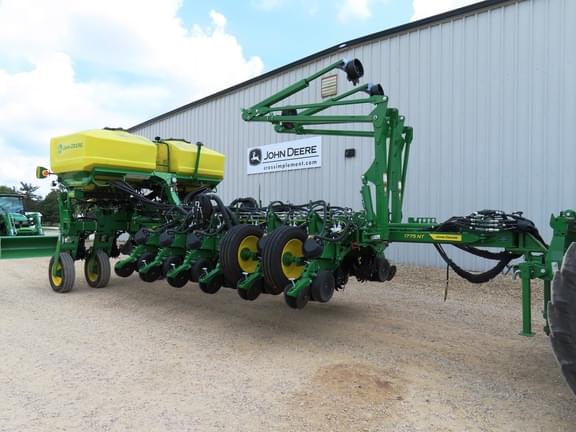 Image of John Deere 1775 equipment image 3
