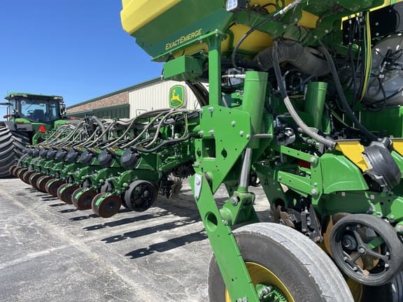 Image of John Deere 1775 equipment image 1