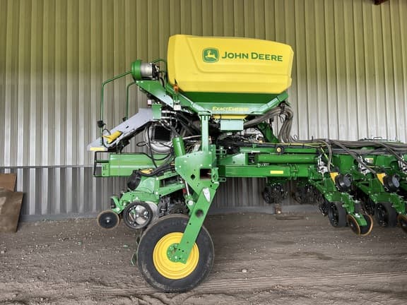 Image of John Deere 1775 equipment image 3