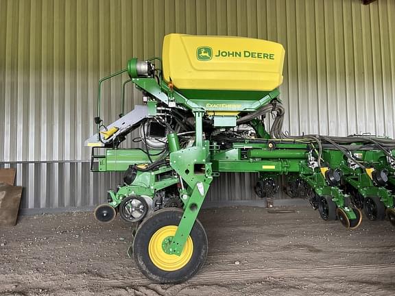 Image of John Deere 1775 equipment image 4