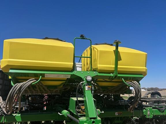 Image of John Deere 1775 equipment image 3