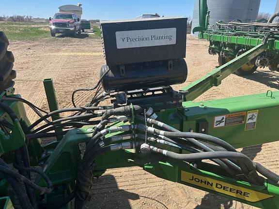 Image of John Deere 1775 equipment image 2
