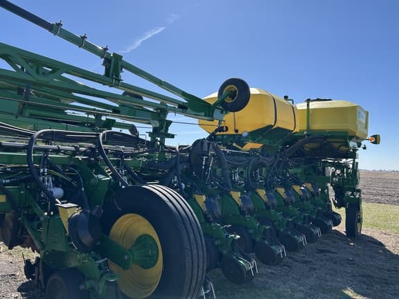 Image of John Deere 1775 equipment image 1