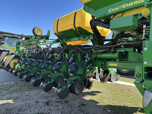 Image of John Deere 1775 equipment image 4