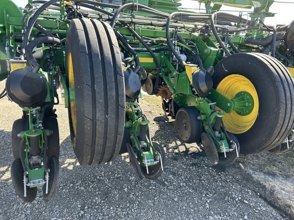 Image of John Deere 1775 equipment image 2