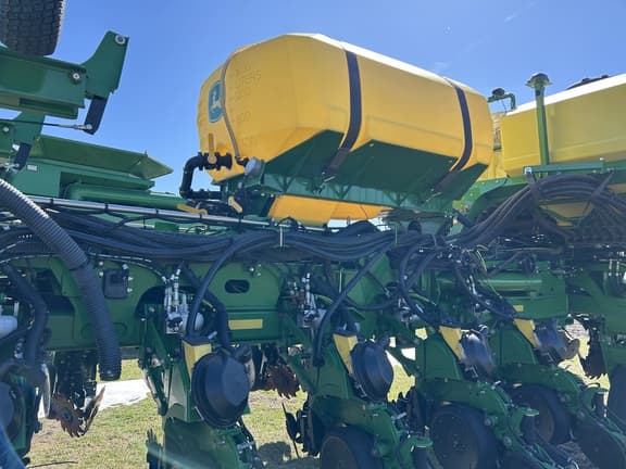 Image of John Deere 1775 equipment image 3