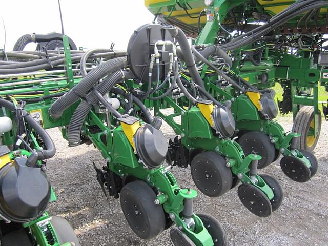 Image of John Deere 1775 equipment image 4