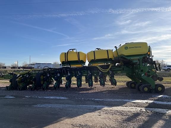 Image of John Deere 1775 equipment image 3