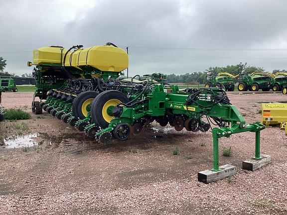 Image of John Deere 1775 equipment image 1
