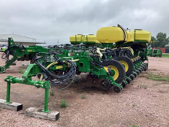 Image of John Deere 1775 equipment image 1