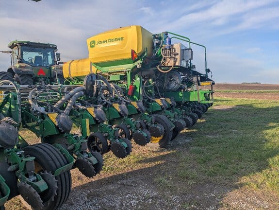 2022 John Deere 1775 Equipment Image0