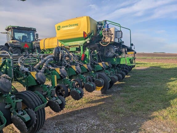 Image of John Deere 1775 Primary image