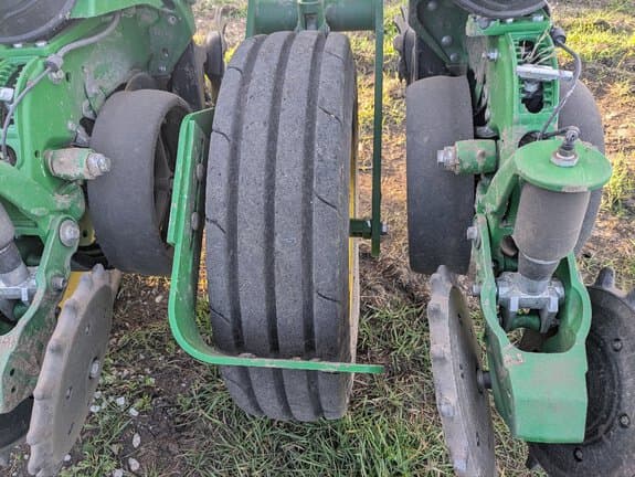 Image of John Deere 1775 equipment image 4