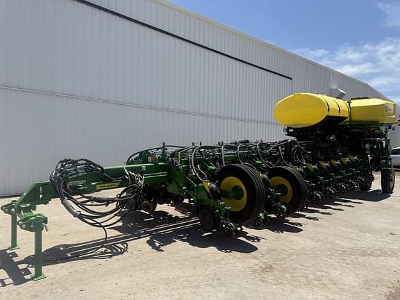 Image of John Deere 1775 equipment image 1