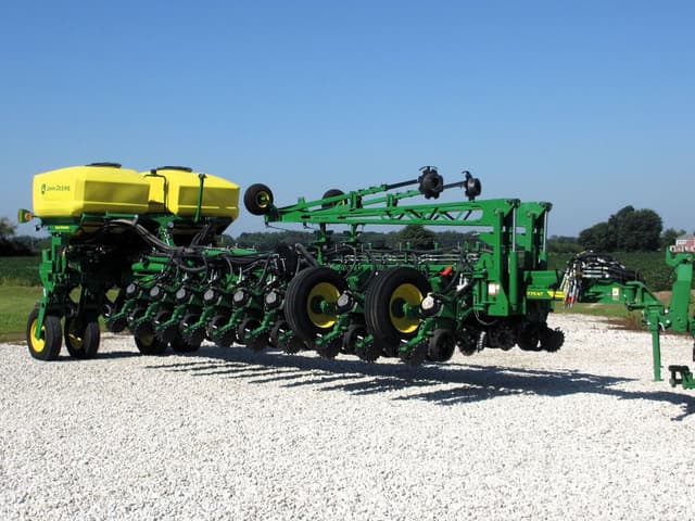 Image of John Deere 1775 equipment image 2