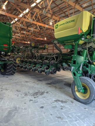 2022 John Deere 1775 Equipment Image0