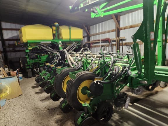 Image of John Deere 1775 equipment image 1