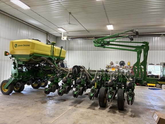 Image of John Deere 1775 equipment image 2