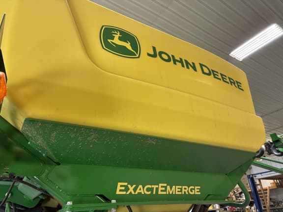 Image of John Deere 1775 equipment image 4