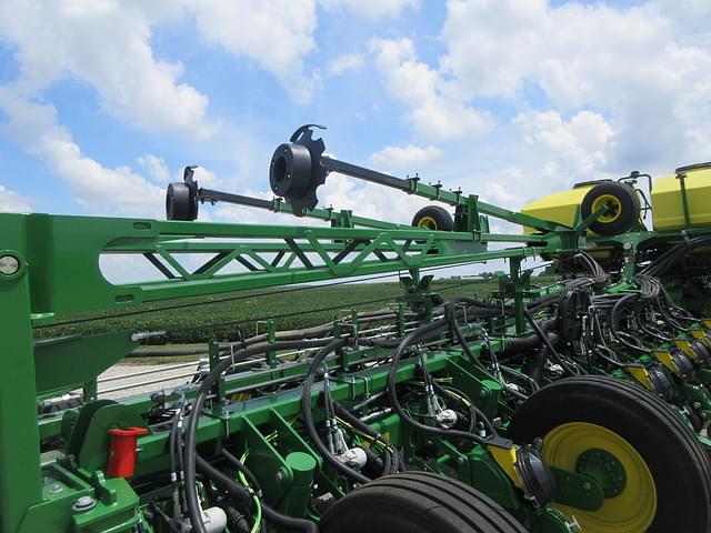 Image of John Deere 1775 equipment image 4