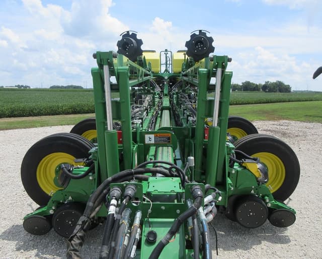 Image of John Deere 1775 equipment image 3