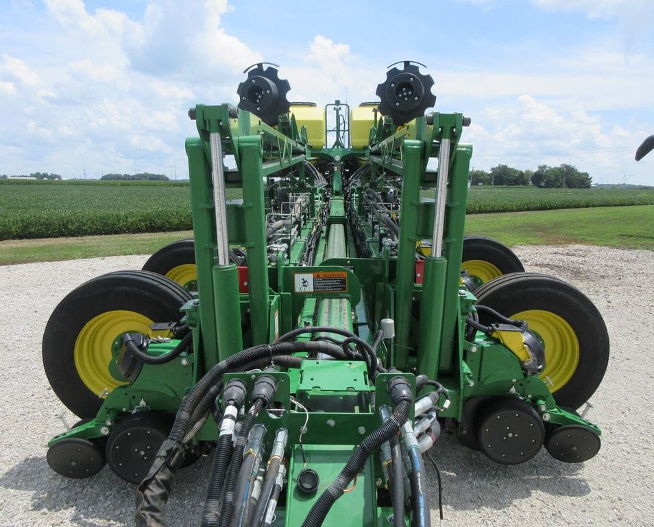 2022 John Deere 1775 Equipment Image0