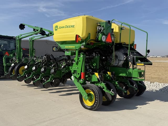 Image of John Deere 1775 equipment image 4